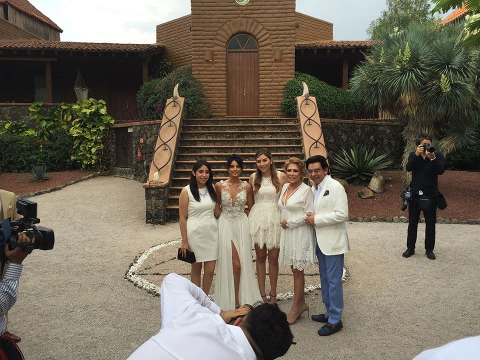 Hace un par de años, el conductor reveló a TVyNovelas que aunque Aislinn Derbez es su hijastra y tiene un padre, él la crió y la quiere muchísimo. “Ella tiene a su papá, pero me tocó recibirla muy chiquita y tenemos muchas anécdotas”, indicó a la publicación.