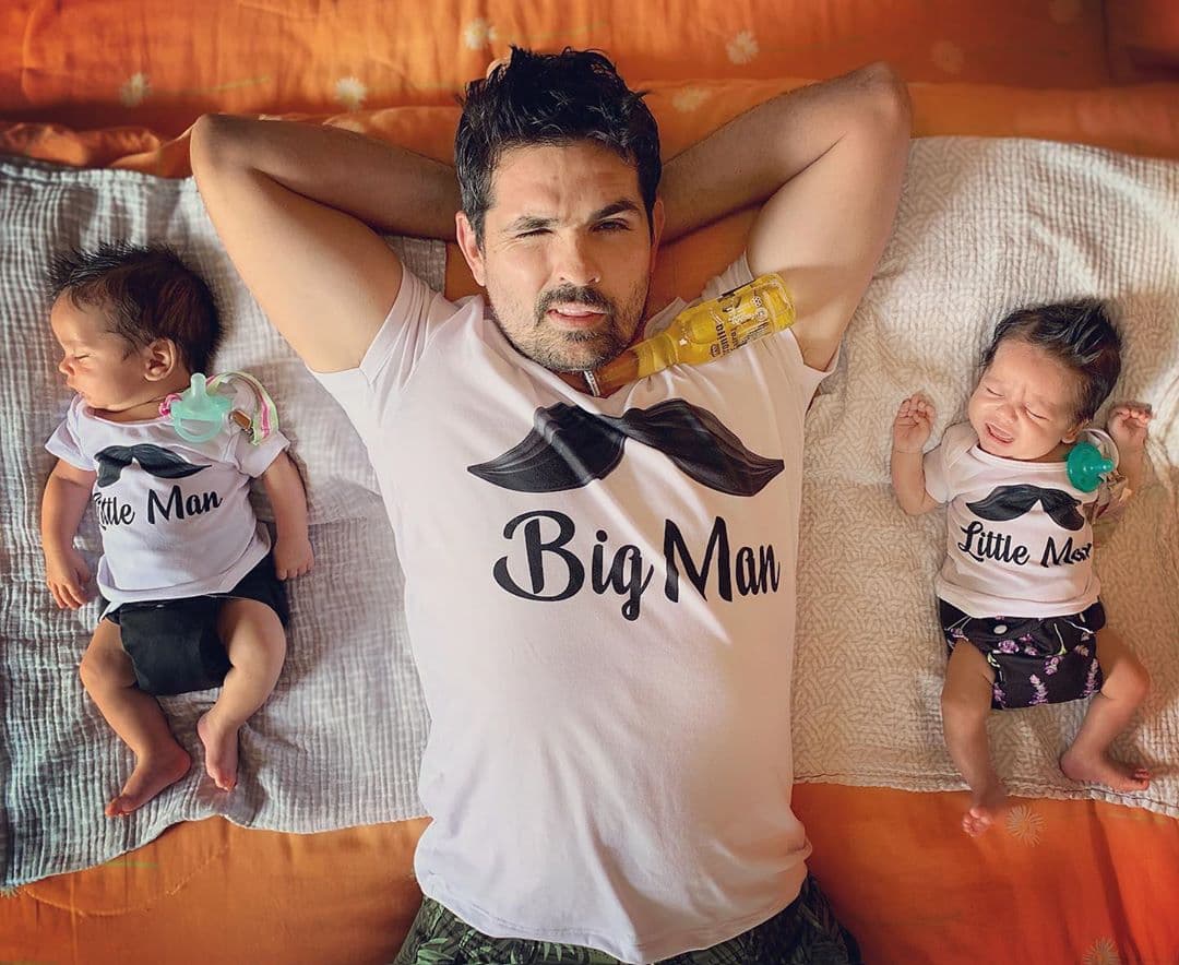 Ferdinando Valencia celebra con tierna foto los dos meses de sus mellizos
