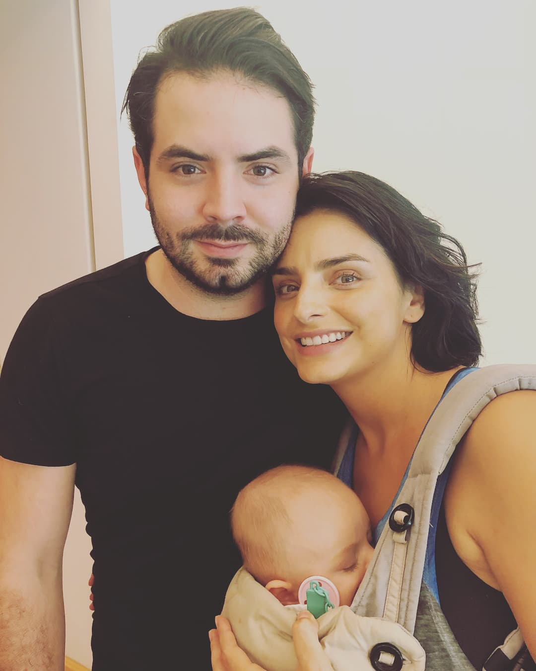 Aislinn Derbez exhibe sin temor a José Eduardo Derbez y él le responde con cómica burla