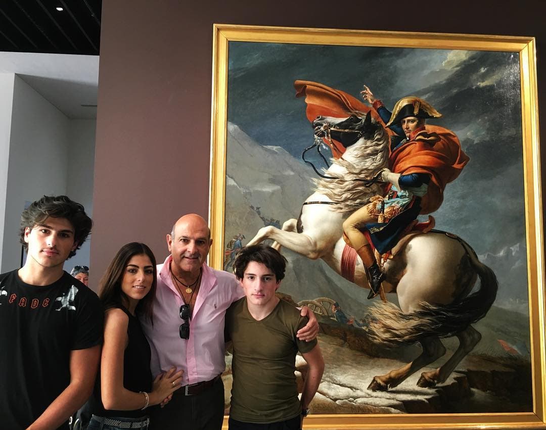 El joven tiene dos hermanos: Ana Paula y Santiago, quienes a diferencia de Micho, como él se hace llamar en Instagram, no son activos en redes sociales.