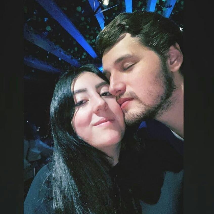 A través de varias cuentas de Instagram, se hicieron virales un sinnúmero de fotografías que la pareja compartió en su perfil personal y con las que destacan lo enamorados que están