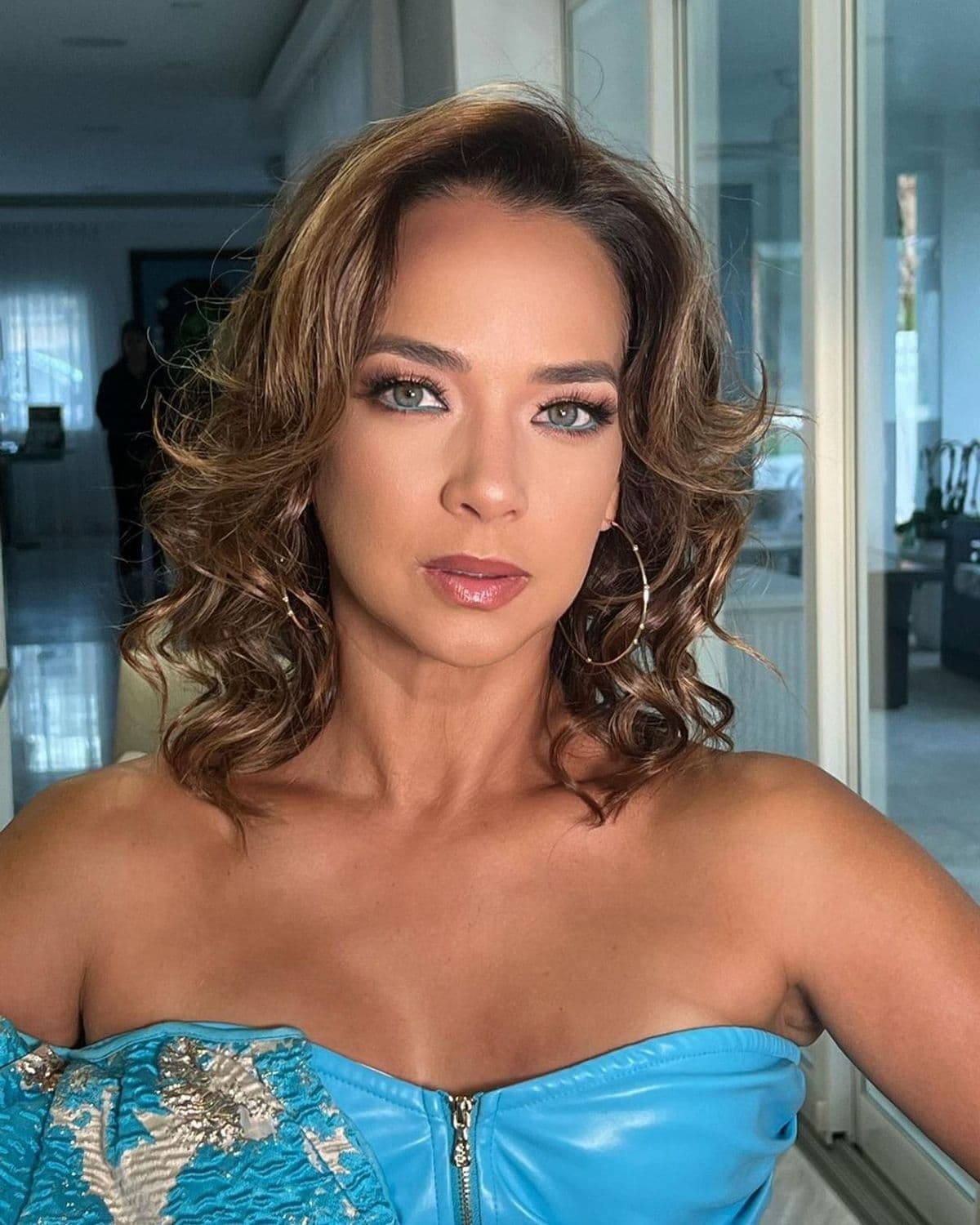 Adamari López se deja ver con instructor y enciende las redes