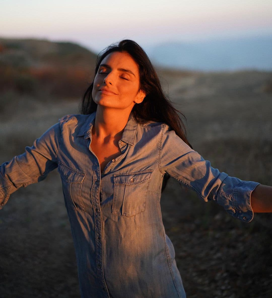 Pero Aislinn Derbez no es la única que desató las especulaciones, Jesh de Rox también incrementó los rumores al compartir en su perfil personal varias fotografías de la actriz, junto a románticos mensajes y destacando la gran admiración que siente por ella.