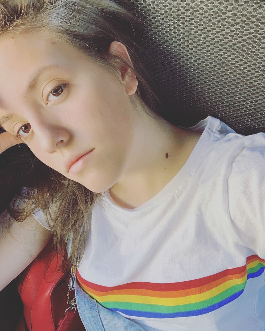 Con la mira fija en estrenarse como youtubers en un futuro, la pareja respondió una serie de preguntas en las que salió a relucir cómo comenzaron su noviazgo, en el que fue la sobrina de la entrañable Magda Rodríguez quien dio el primer paso: "Yo le pedí (que fuera mi novia)", recordó la joven.