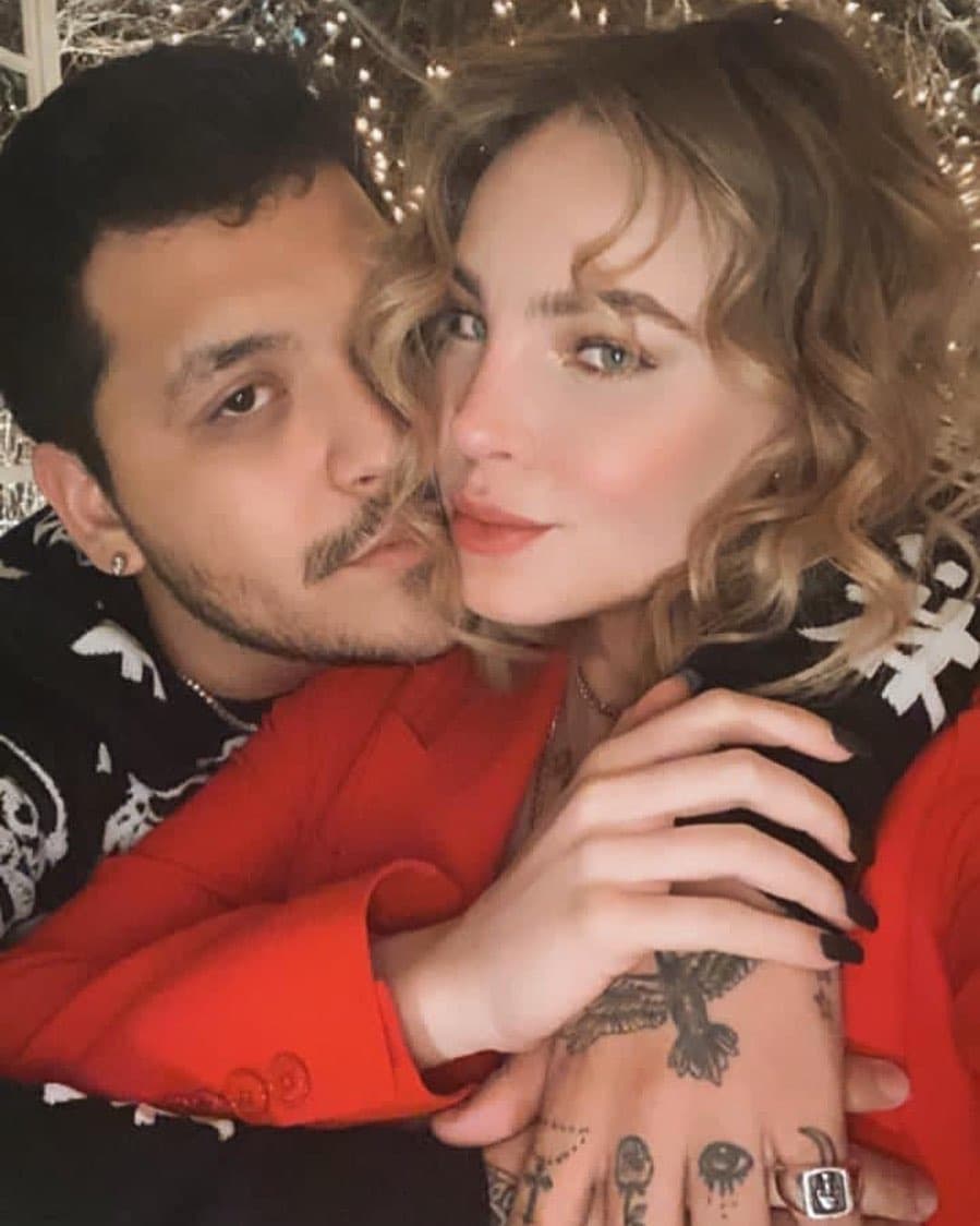 El romance entre Belinda y Christian Nodal ha dado mucho de qué hablar, ya que a pesar de que algunos aseguraban que no prosperaría, la pareja recientemente gritó su amor en la portada de la revista People en Español y ahora llaman la atención por el gran parecido físico que tiene Belinda con su cuñada.