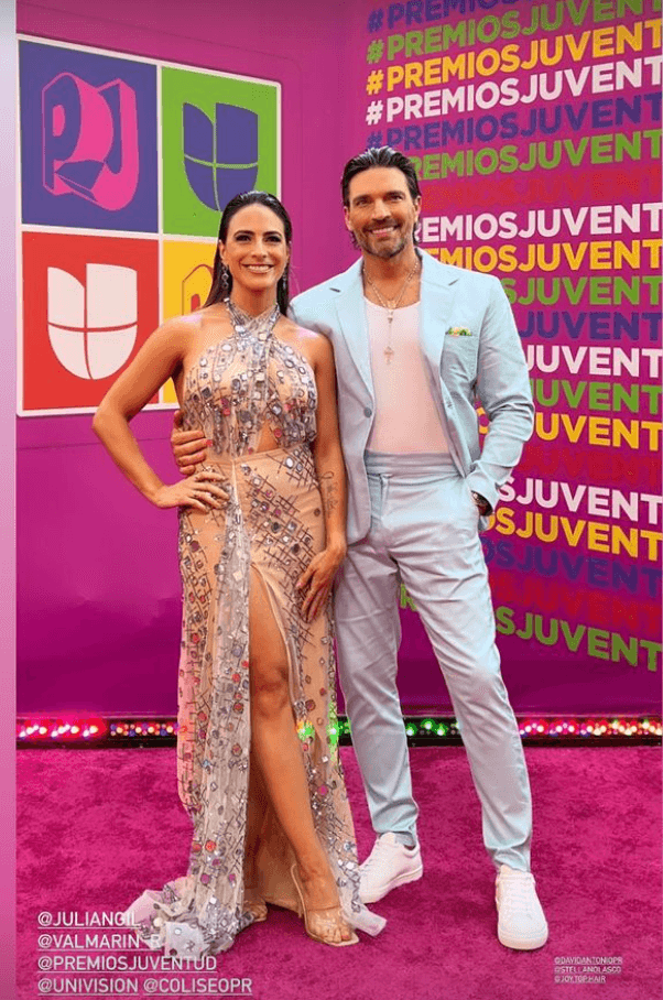 Julián Gil: Acompañado de su actual novia, la conductora Valeria Marín, el actor desfiló con un traje en tono menta, con una playera blanca y un par de tenis, elementos que hicieron del look algo más relajado y juvenil. Marín, por su parte, siguió la tendencia de transparencias que permeó en la alfombra.