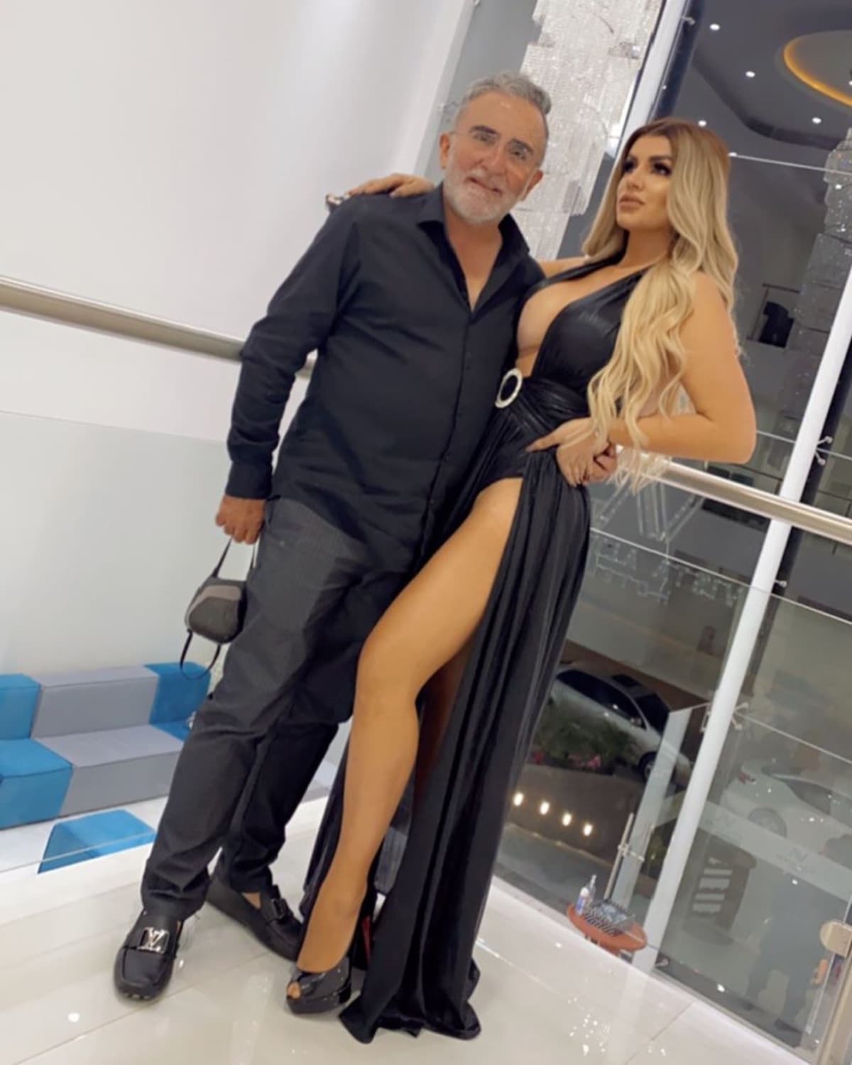 Sin embargo, al poco tiempo nuevamente presumieron su amor en redes sociales, donde Vicente Fernández Jr. ha dejado claro que no le importan las críticas por la diferencia de edad.