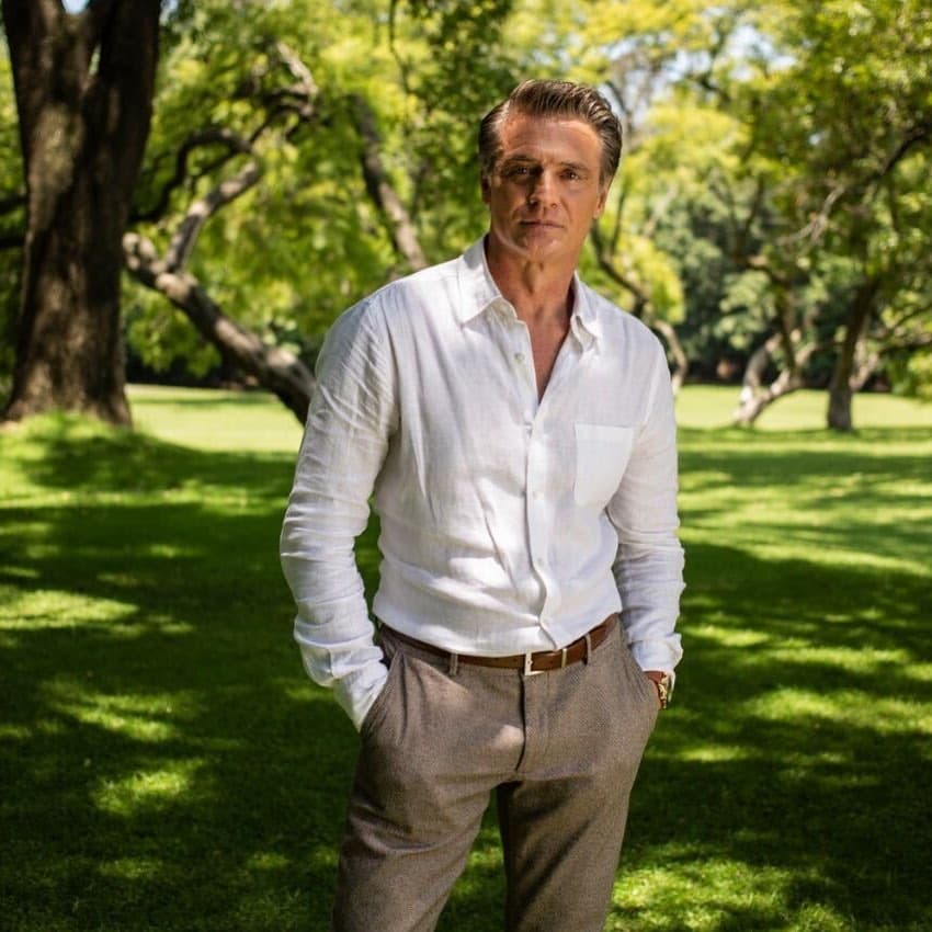 Tras estelarizar "Me declaro culpable" (2018), el actor argentino Juan Soler regresa a las telenovelas ahora haciendo comedia en "La Mexicana y el Güero". Su actuación como "Tyler Somers", el hombre que será estafado dentro de la historia, dará mucho de qué hablar.