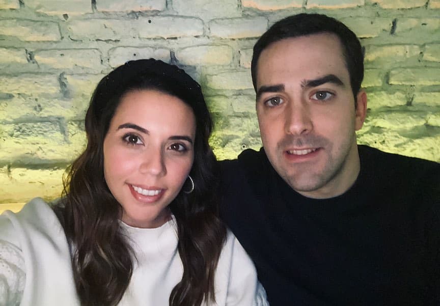 La primera información que se supo de Nicolle Gil y su ahora esposo fue en mayo de 2019 cuando Julián Gil anunció en su perfil de Instagram que la joven se había comprometido. “Se me casa la nena, en medio de alcapurrias y sorullitos. Feliz por ti hija”, precisó.