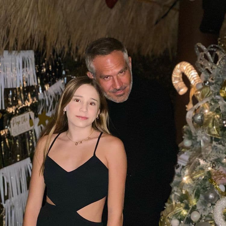 Hija de Arath de la Torre posa como toda una modelo con su mamá; el actor les lanza tremendo reclamo