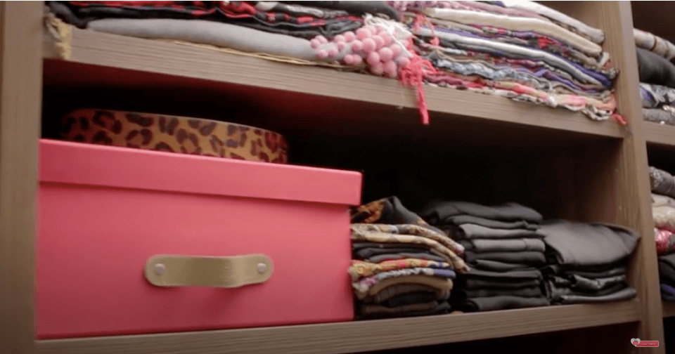 Algunas bufandas, mascadas y pashminas igualmente pueden ser encontradas en las repisas que guarda el clóset.