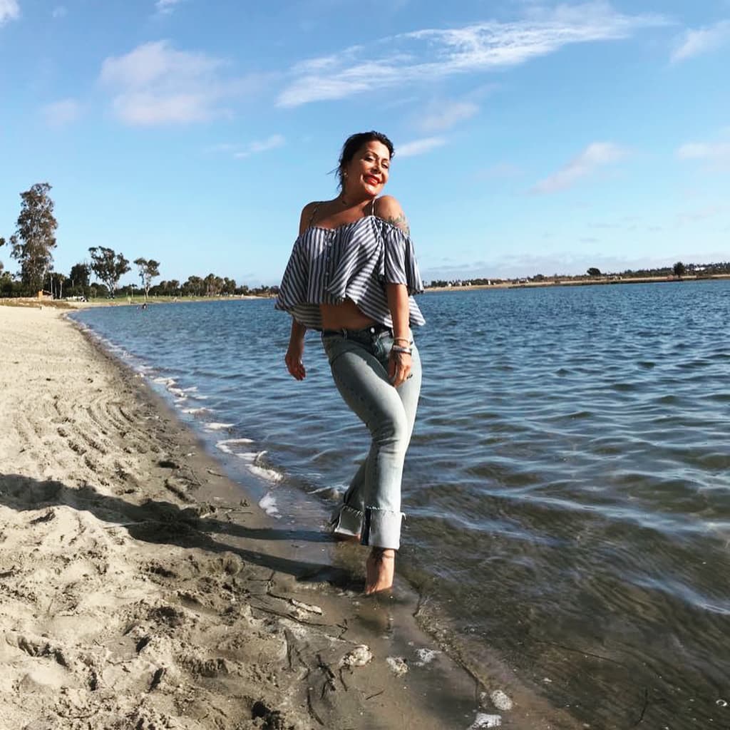 Alejandra Guzmán posa sin pudor alguno…¡en topless!