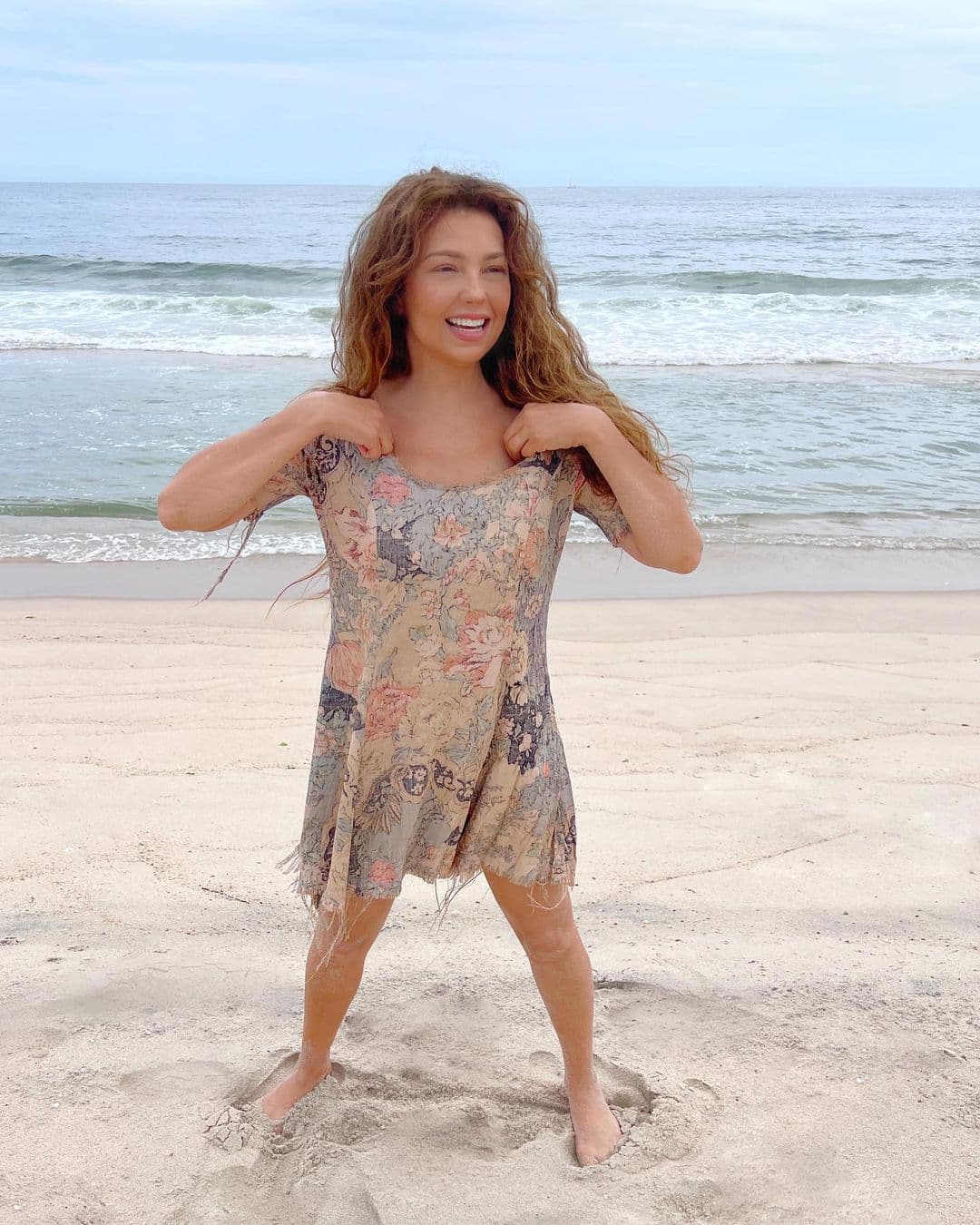 Thalía se transforma en Marimar con el mismo vestido de hace 28 años