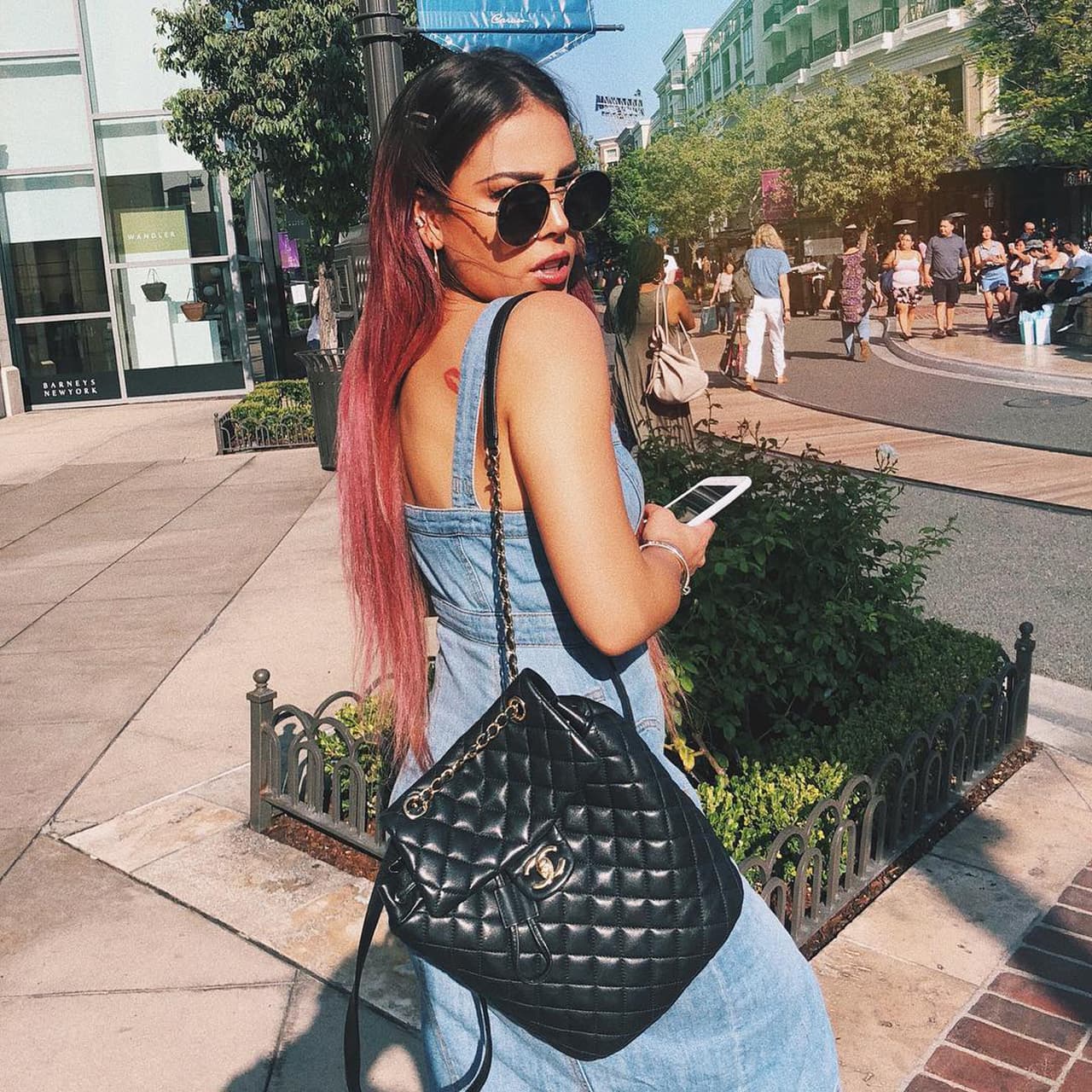 Danna Paola presume costosa bolsa en Instagram