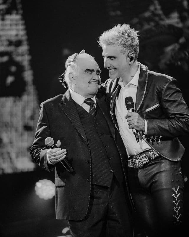 Alejandro Fernández se desploma en pleno concierto y entre lágrimas pide por Vicente Fernández.