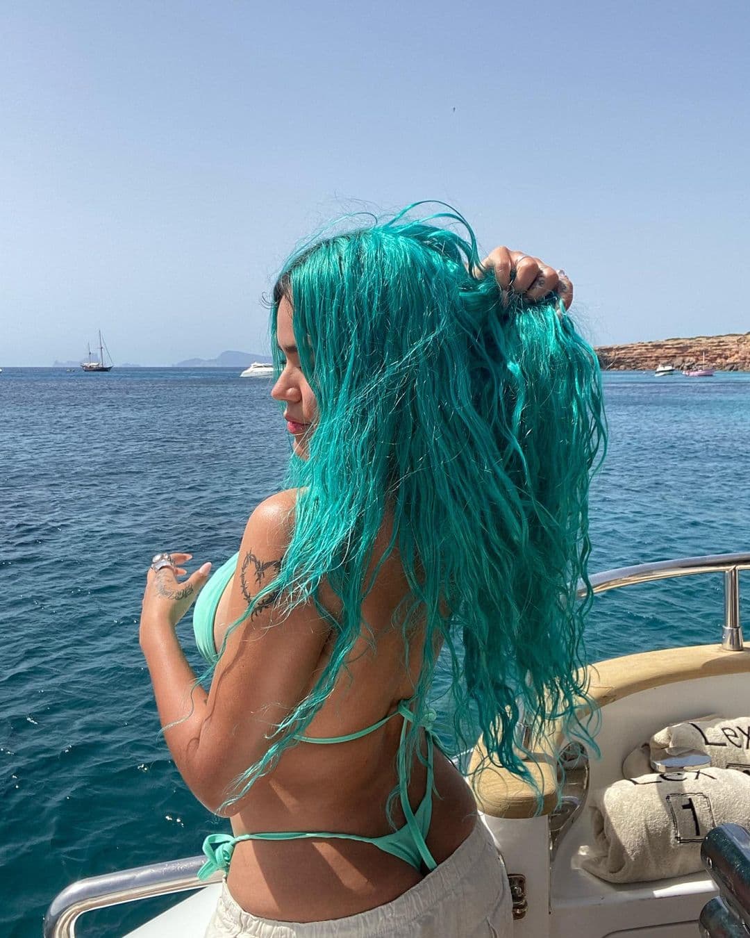 Karol G deja su icónica cabellera azul, ¡así luce ahora!