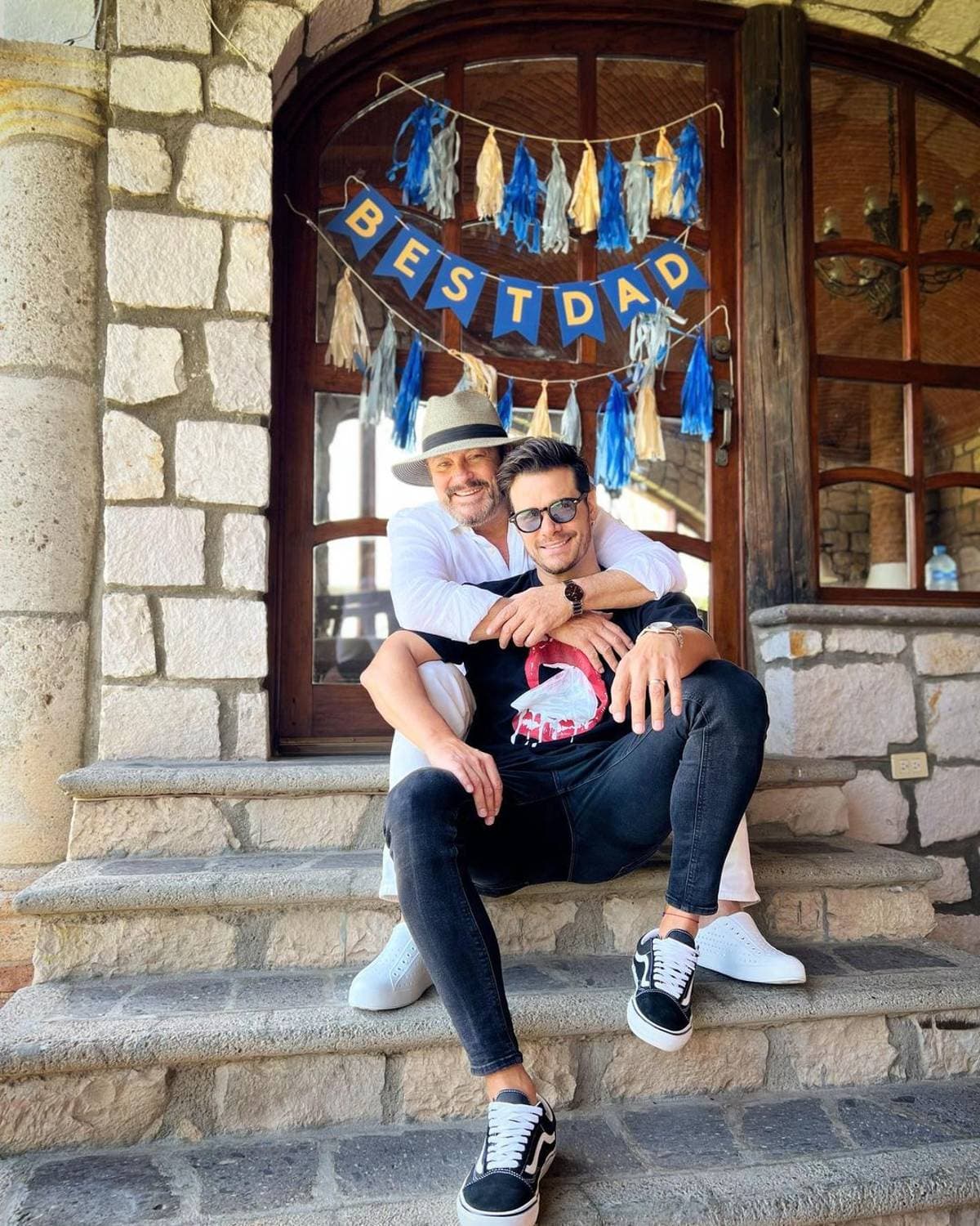 El actor se desvivió en halagos por Brandon Peniche tras su regreso a Televisa.
