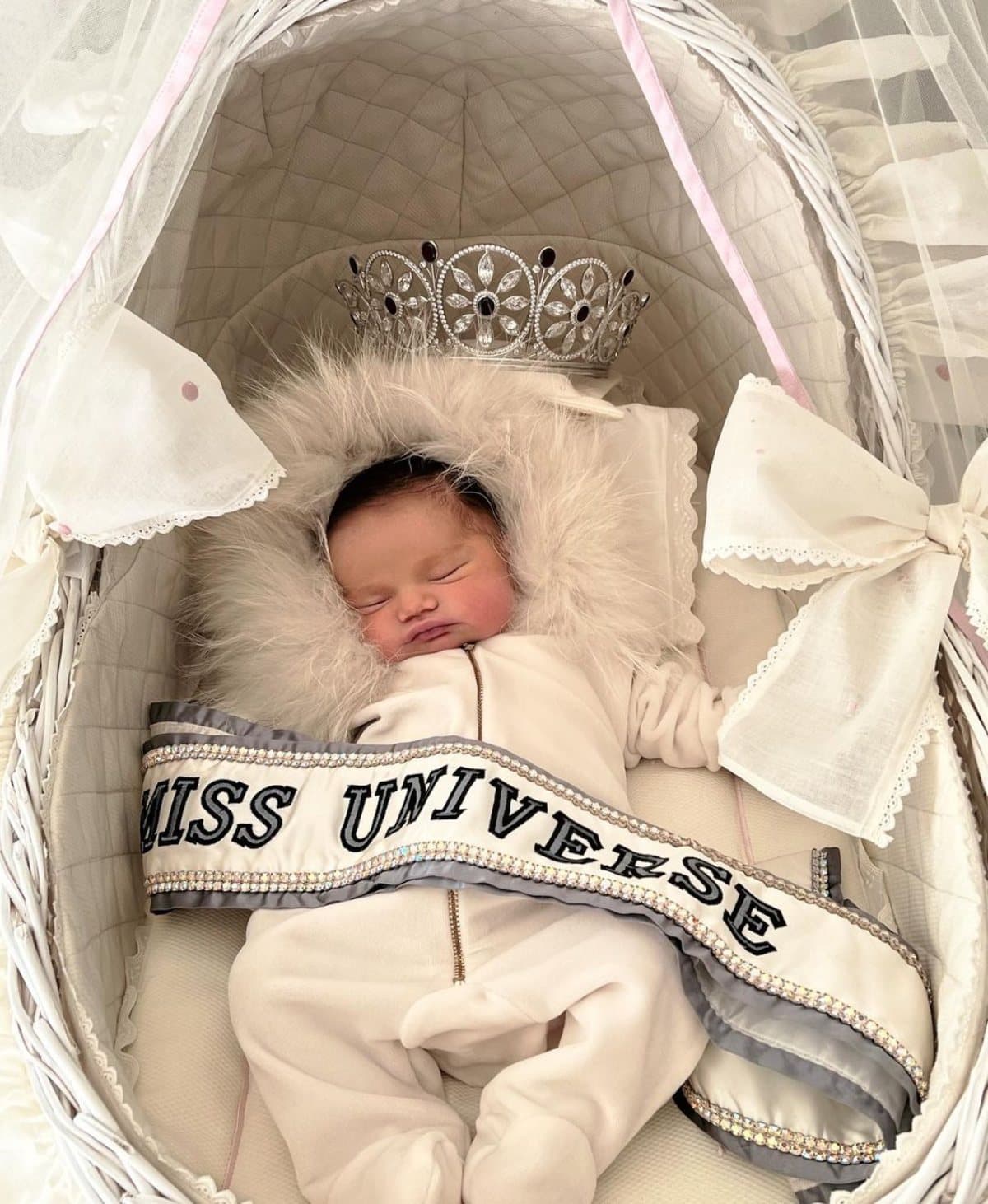“Bienvenida mi niña! Te amo con toda mi alma. Mi universo entero, gracias Dios. Ximena Valladares Navarrete 3. 970 kilos de puro amor”, comentó en redes sociales.
