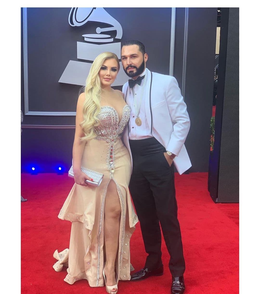 El cantante, Saúl "El Jaguar", lució una camisa blanca con un saco del mismo color y pantalón negro durante la vigésima entrega.