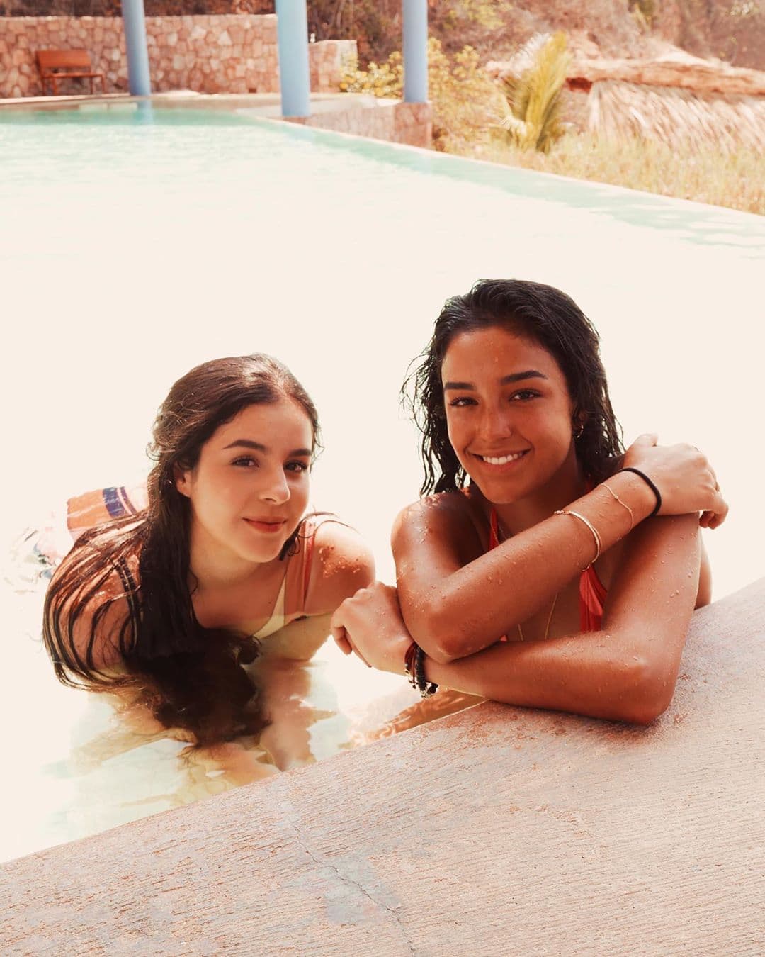 Mientras que su hermana Alejandra publicó una serie de imágenes en las que se les ve en traje de baño, las cuales acompañó con el mensaje: “El cumpleaños más feliz para la única Paula”.