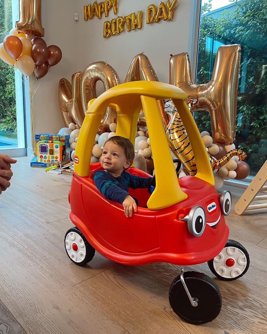 Como regalos, Noah recibió una mecedora en forma de burrito, libros y hasta un carrito.