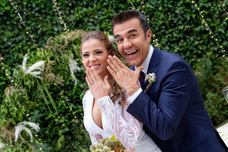 Adrián Uribe impacta al publicar fotos inéditas de su majestuosa boda con Thuany Martins