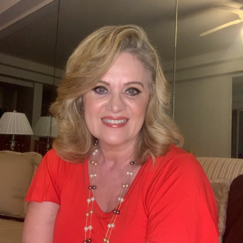 Erika Buenfil sorprende al aparecer limpiando su casa al ritmo de reggaetón