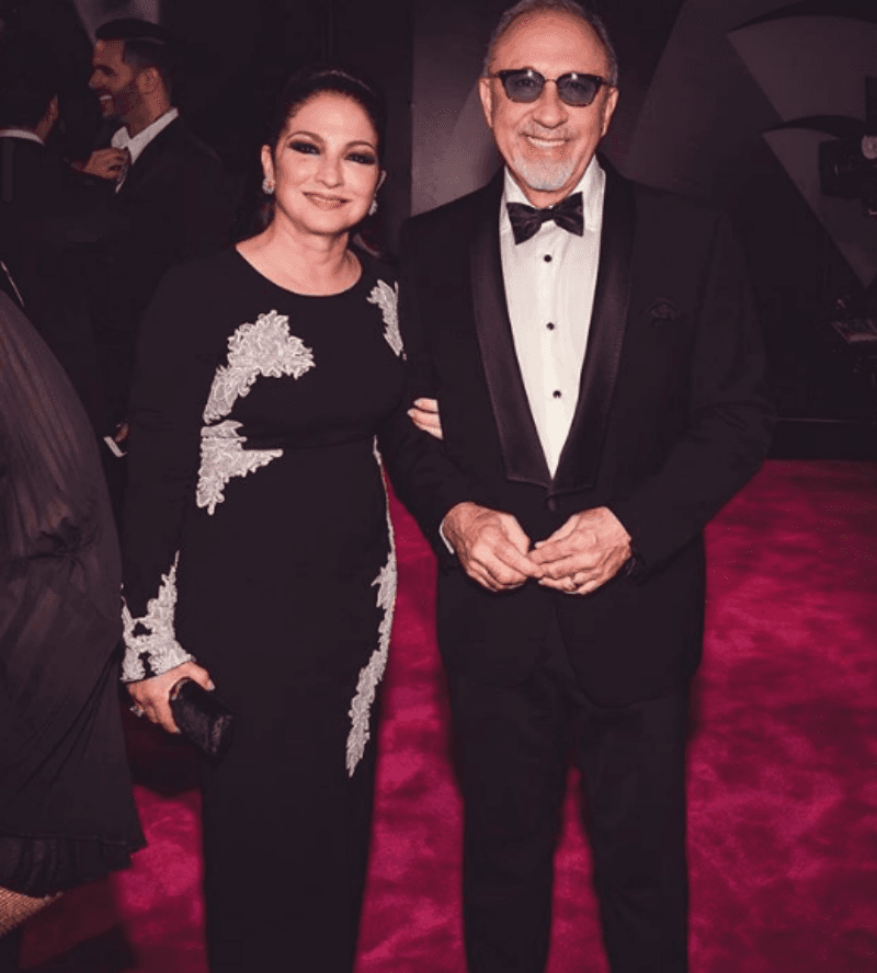 Gloria y Emilio Estefan portaron atuendos sobrios, que no lograron convencer en la alfombra.