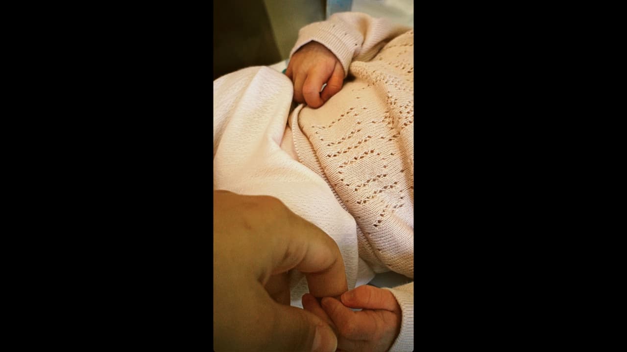 La pequeña lució ropa de diseñador