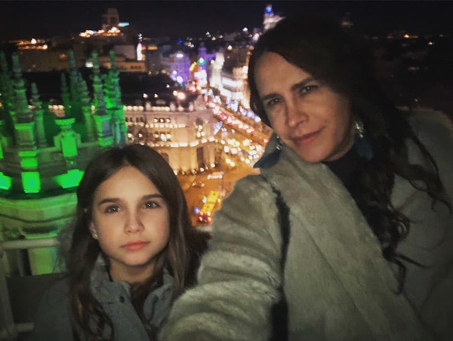Karla Sofía Gascón es una de las famosas más activas en redes sociales, donde no solo gusta de compartir detalles de sus proyectos, sino también algunos aspectos de su vida en familia. Sin embargo, esta vez llamó la atención de sus seguidores al publicar una serie de fotografías de su hija Victoria Elena.