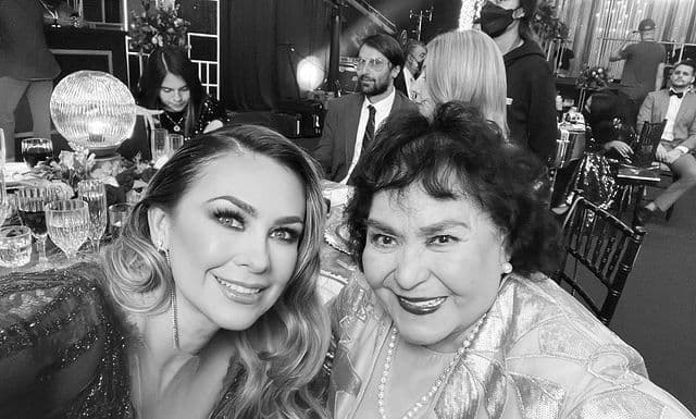 Aracely Arámbula revela su último adiós junto al féretro de Carmen Salinas.