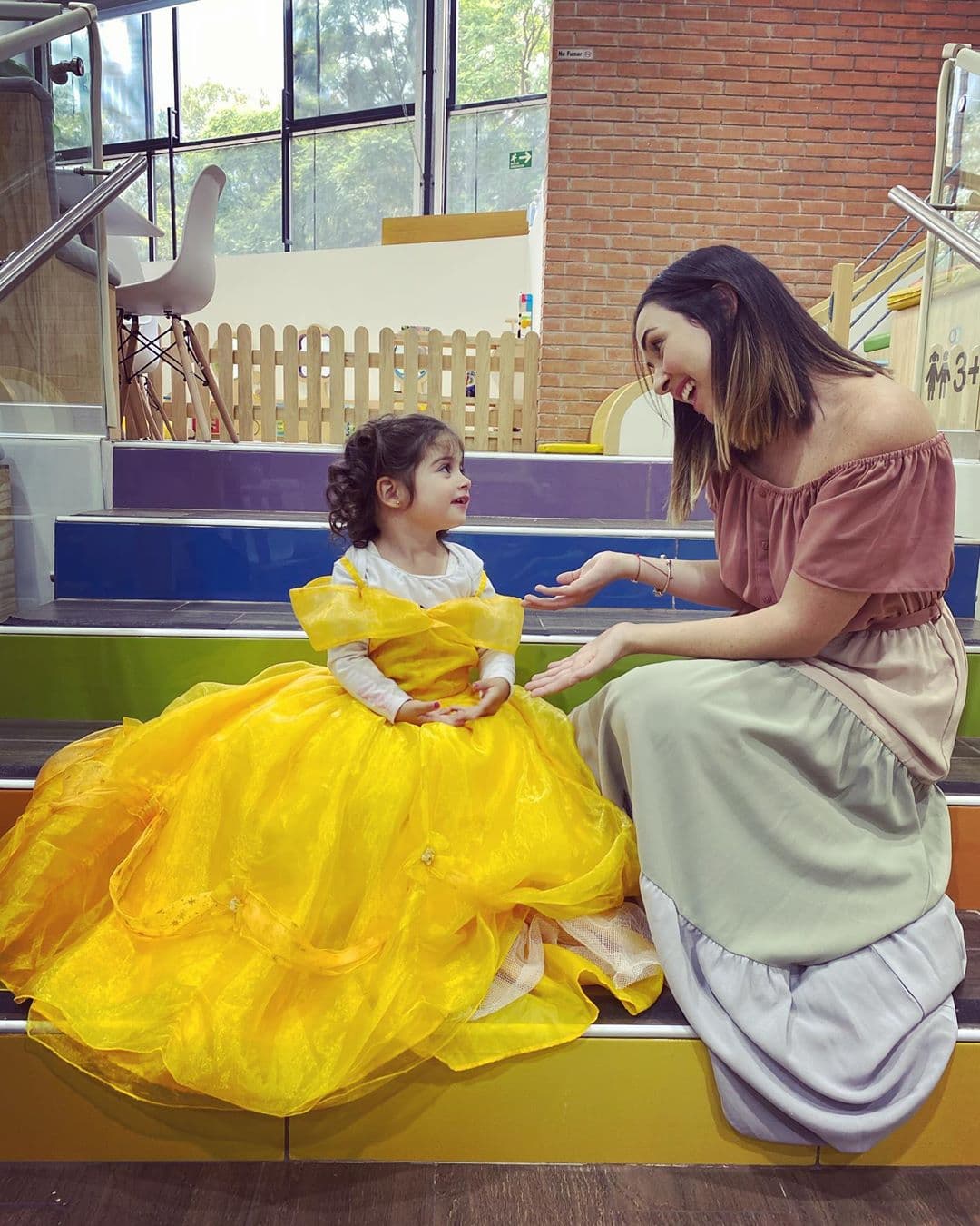 La encargada de mostrar cómo Isabella se transformó en la princesa de Disney fue la actriz Fátima Torre, quien a través de su cuenta oficial de Instagram compartió una serie de fotografías en las que destacó que incluso con ese atuendo su pequeña decidió salir a la calle.