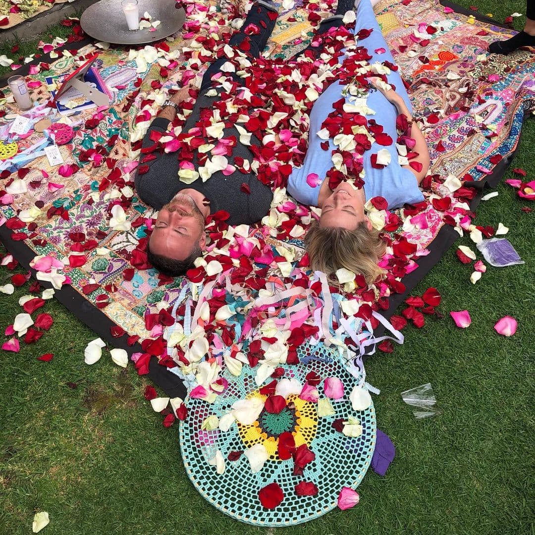 Meses más tarde, la pareja anunció que serían padres de un niño, mientras que semanas después, Angelique Boyer reveló que sería en diciembre cuando su mejor amiga se convertiría en mamá.