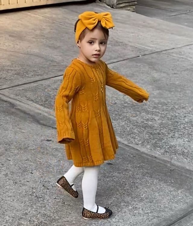 Marlene Favela fue clara al compartir también en su canal de video que no le gusta la ropa unisex, es por ello que, aunque la pequeña ha lucido otro tipo de prendas, se inclina por los vestidos en colores pastel, pues le gusta que se vea femenina.