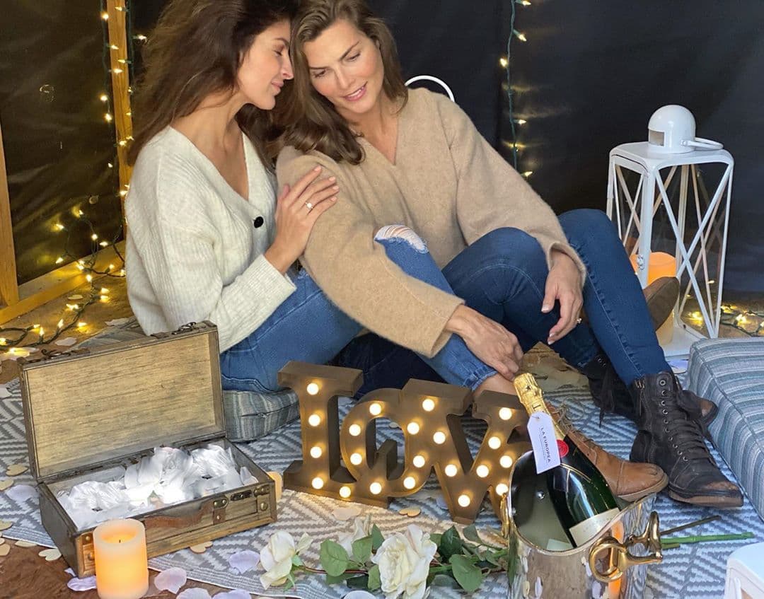 No cabe duda que el 2020 lo está empezando de la mejor manera, pues después de cuatro años de relación, Yaya le dio el sí en una romántica e íntima cabaña. Hasta el momento no han revelado más información sobre la ceremonia.