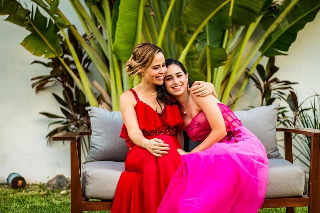 A la edad de 21 años, Margarita Magaña se convirtió en mamá de su primogénita, a quien llamó Shakti. La actriz conserva tan bien su belleza y juventud que en redes sociales aseguran que parece hermana mayor de la joven.