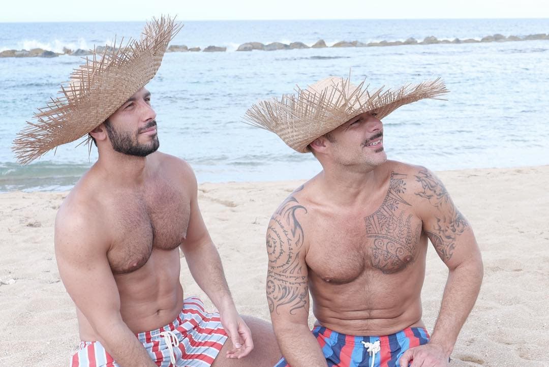 Desde el natal Puerto Rico del cantante, la feliz pareja se relajó en la playa, y dejaron ver que a tres años de relación, siguen más enamorados que nunca.