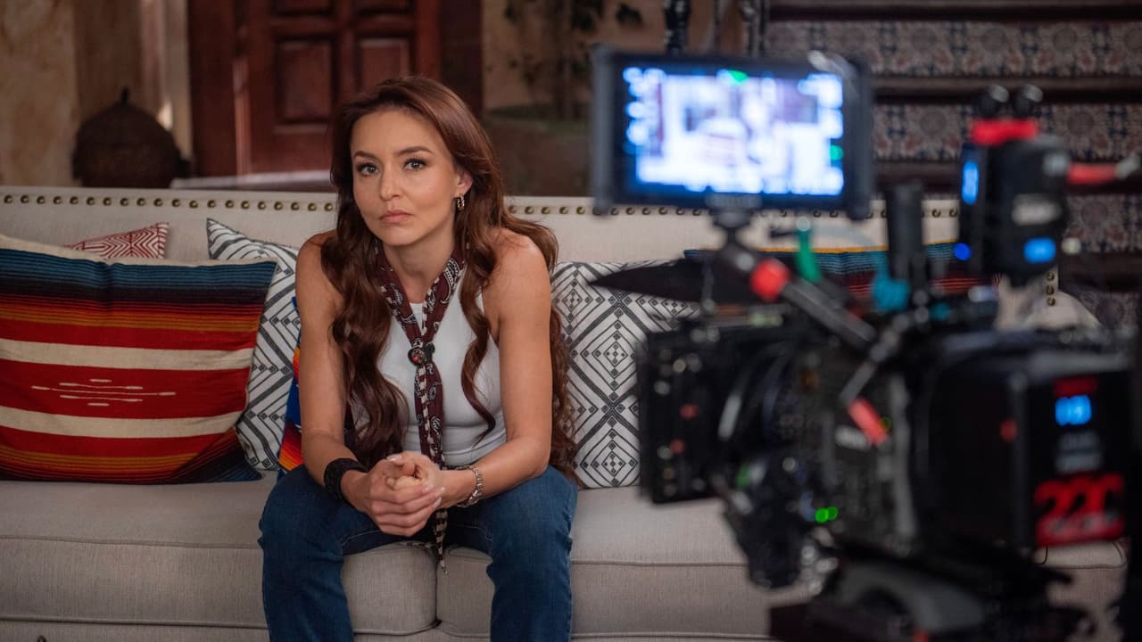 La actriz posa muy concentrada en las grabaciones de la telenovela