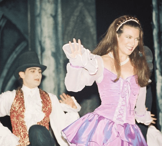 Y es que, aunque está no fue la primera telenovela en la que participó Barberi, sí ha sido una de sus grandes actuaciones en la televisión. A la par, la actriz nacida en México, pero de sangre inglesa, italiana y estadounidense, también destacó en teatro durante sus primeros años como intérprete.