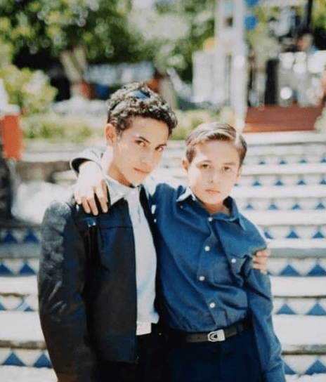 Posteriormente, en 2002, se unió al elenco de la telenovela 'Cómplices al Rescate' en el papel de 'Omar Contreras'. En este proyecto tuvo oportunidad de compartir créditos con Daniela Luján, Fabián Chávez y Vadhir Derbez, entre otros.