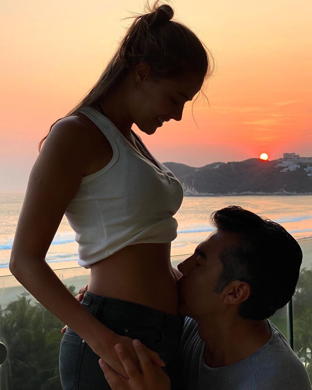 “Hace 2 años pasé la prueba más difícil de mi vida. Un año después llegó la mujer que me cambió la vida. ¡Y ahora los dos estamos esperando una nueva vida! Mi amor @thuanymart gracias por hacerme el hombre más feliz del mundo! #GraciasDios #bebéencamino”, escribió el comediante.