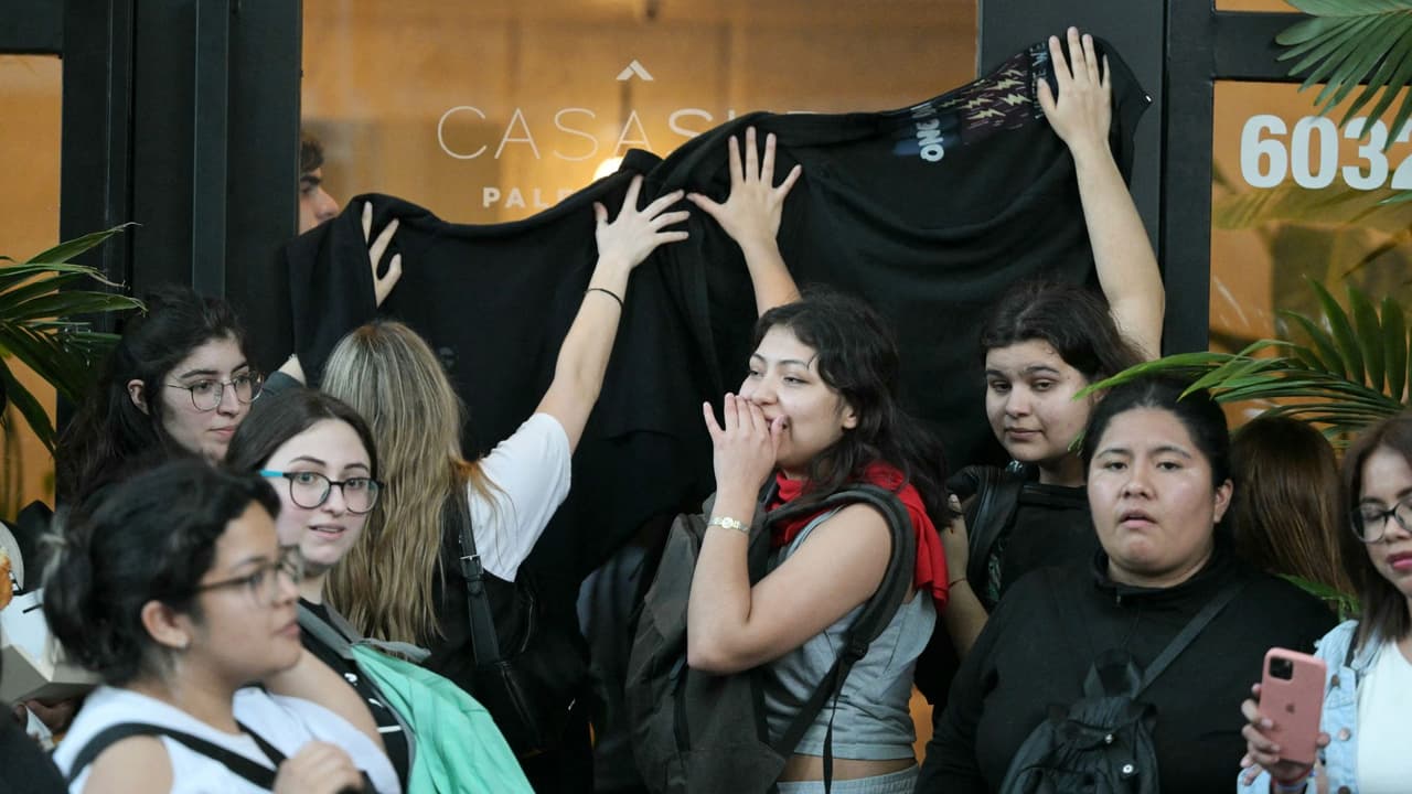 Después de que ingresó el padre de Liam Payne al hotel donde murió el cantante, los fans taparon los cristales para darle privacidad al señor