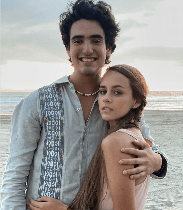 Sebastián Poza también publicó una foto junto a Azul frente a las playas de Acapulco, Guerrero, la cual acompañó con el mensaje: “Mi persona favorita en el mundo”. Su famosa madre reaccionó a la foto y escribió: “Qué guapos, yo tomé la foto”, mientras que su hermana Romina puso "qué monos" junto a un emoji de corazón.