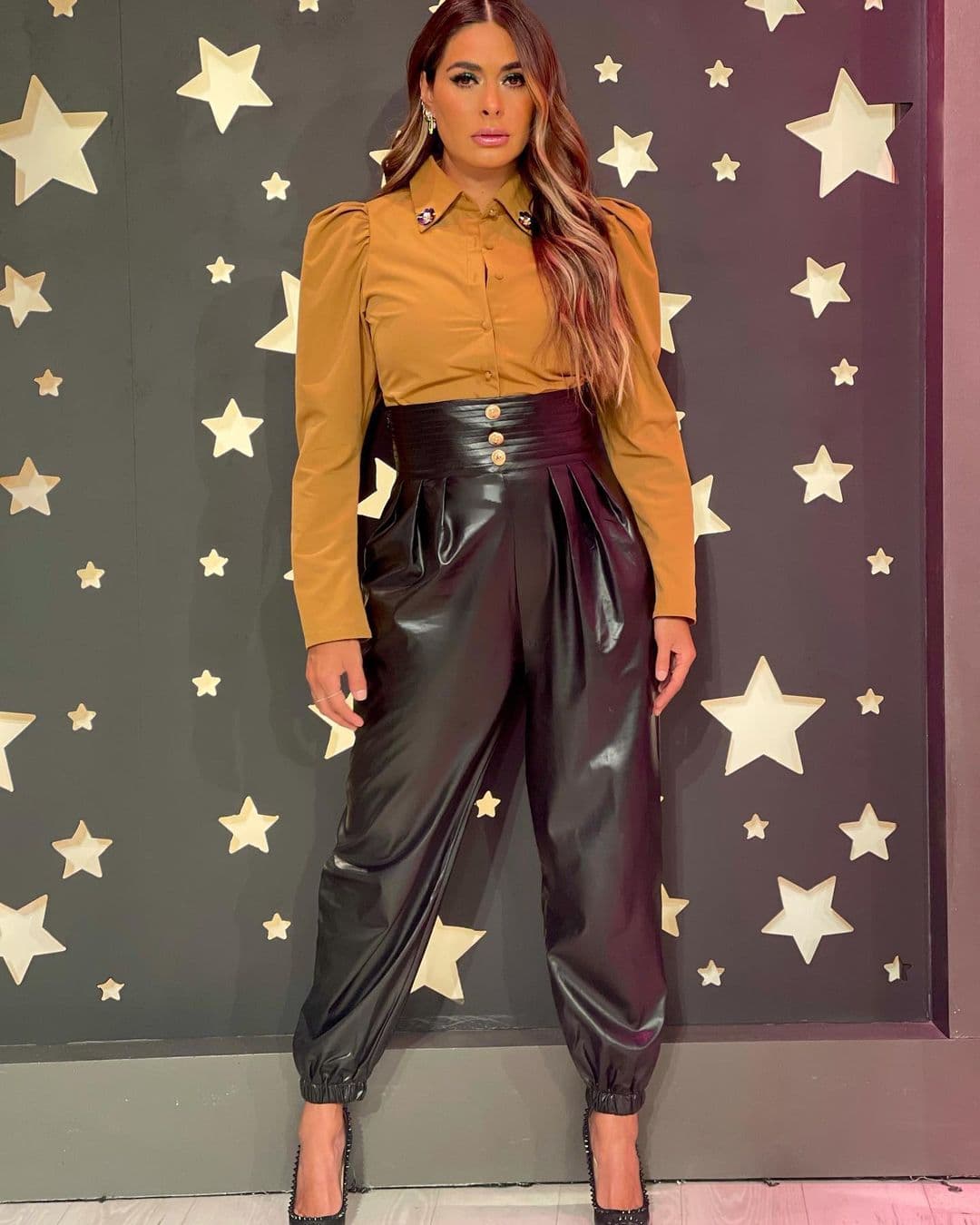 Esta semana, varias famosas nos impactaron con sus outfits, dando cátedra de elegancia y glamour. Empezamos destacando a nuestra querida Galilea Montijo, quien el pasado jueves compartió este despampanante look en sus redes dejando impactados a sus seguidores. Un outfit sencillo, clásico, y a la vez, increíblemente moderno y trendy. La combinación de mostaza con negro y de la camisa con el cuero brillante de los pantalones lo hace ideal para un evento de noche en esta temporada de otoño. ¡Atinadísima elección!