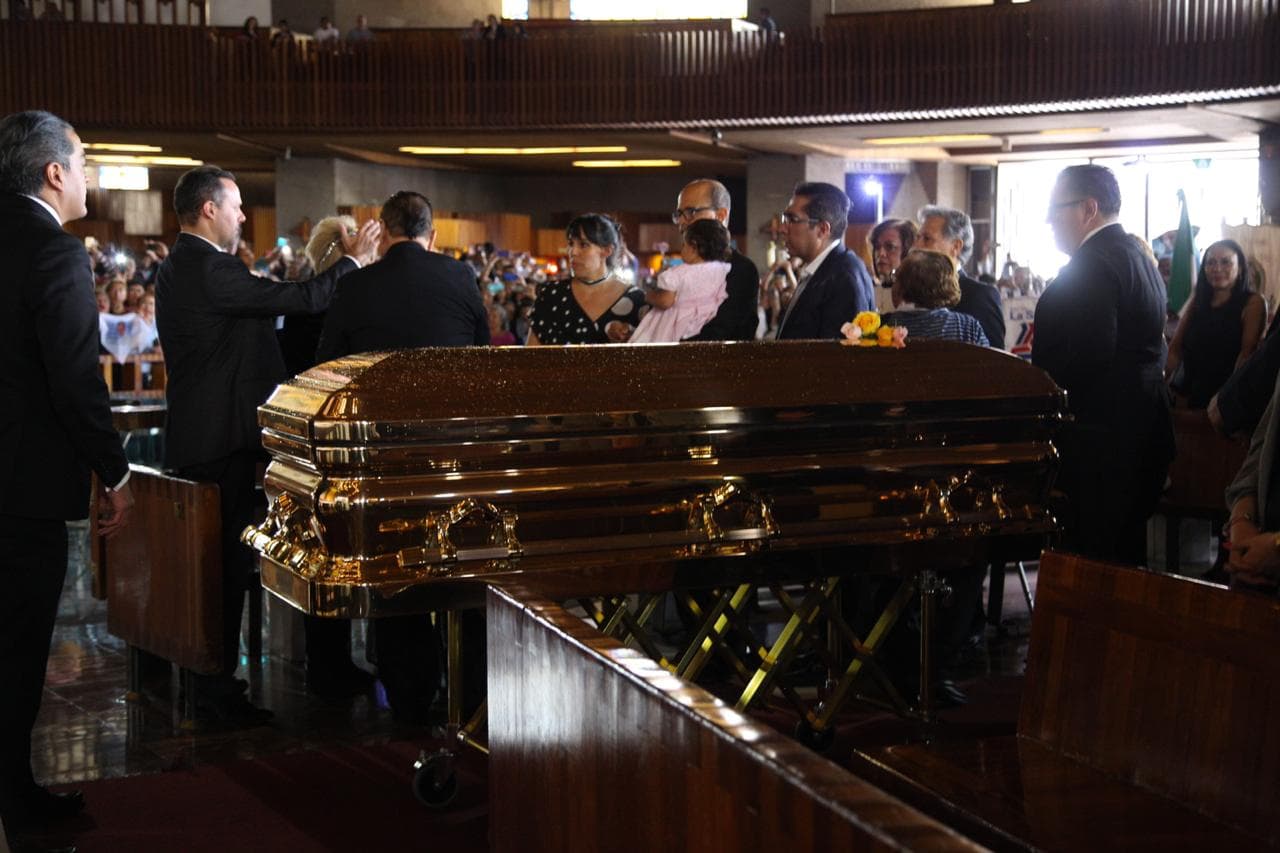 Durante la misa fueron interpretados los principales éxitos de José José como ‘Amar y querer’. En la Basílica de Guadalupe, sus restos estuvieron acompañados de sus hijos, José Joel y Marysol, así como por su ex esposa, Anel Noreña.