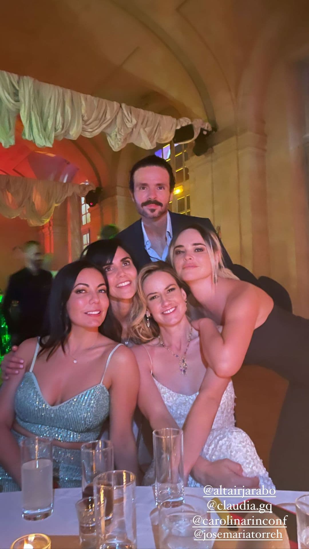 Mientras el hermano de Andrea y Fátima Torre se limitó a felicitarla, Fabiola Guajardo le dedicó un emotivo mensaje junto a fotografías en las que posaba con los novios.