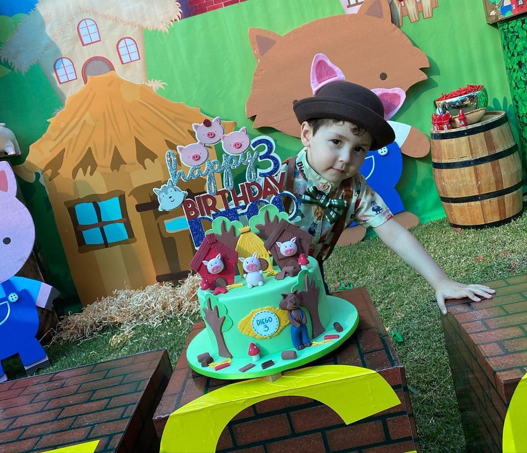 “Mi chiquito cumplió 3 años y fue un día increíble. Mi Diego estuvo fascinado y realizado con su fiesta de “Los 3 cochinitos” su cuento favorito… Nos sentimos en un cuento literal. Nos divertimos mucho, hicimos actividades, partimos un hermoso pastel que le llevó su madrina y partimos la piñata del lobo. Un día inolvidable y sobre todo muy feliz. Feliz Cumpleaños Yeyo!! (Mi Guapito)”, detalló.