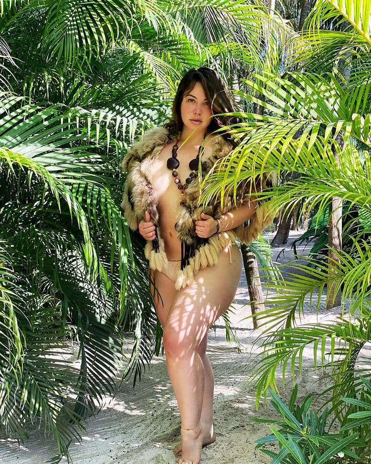 Chiquis Rivera lo hace de nuevo; se quita toda la ropa y posa atrevida desde la cama