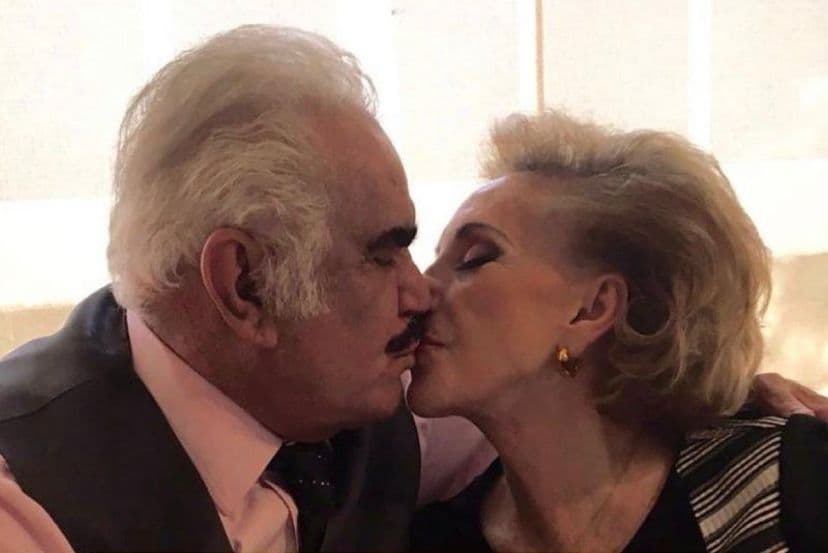 "¡Juntos hasta la eternidad!", se leía en una más de las constantes publicaciones en redes sociales en las que Vicente Fernández gritó a los cuatro vientos su amor por amada compañera, María del Refugio Abarca, a quien durante un concierto dedicó uno de sus tantos románticos detalles al dedicarle el tema 'Amor mío'. "No me vuelvas loco con esa verdad. No lo digas. No me hagas que llore de felicidad. Cuántos besos nos van a mirar", le cantó mientras tomaba su mano para besarla.