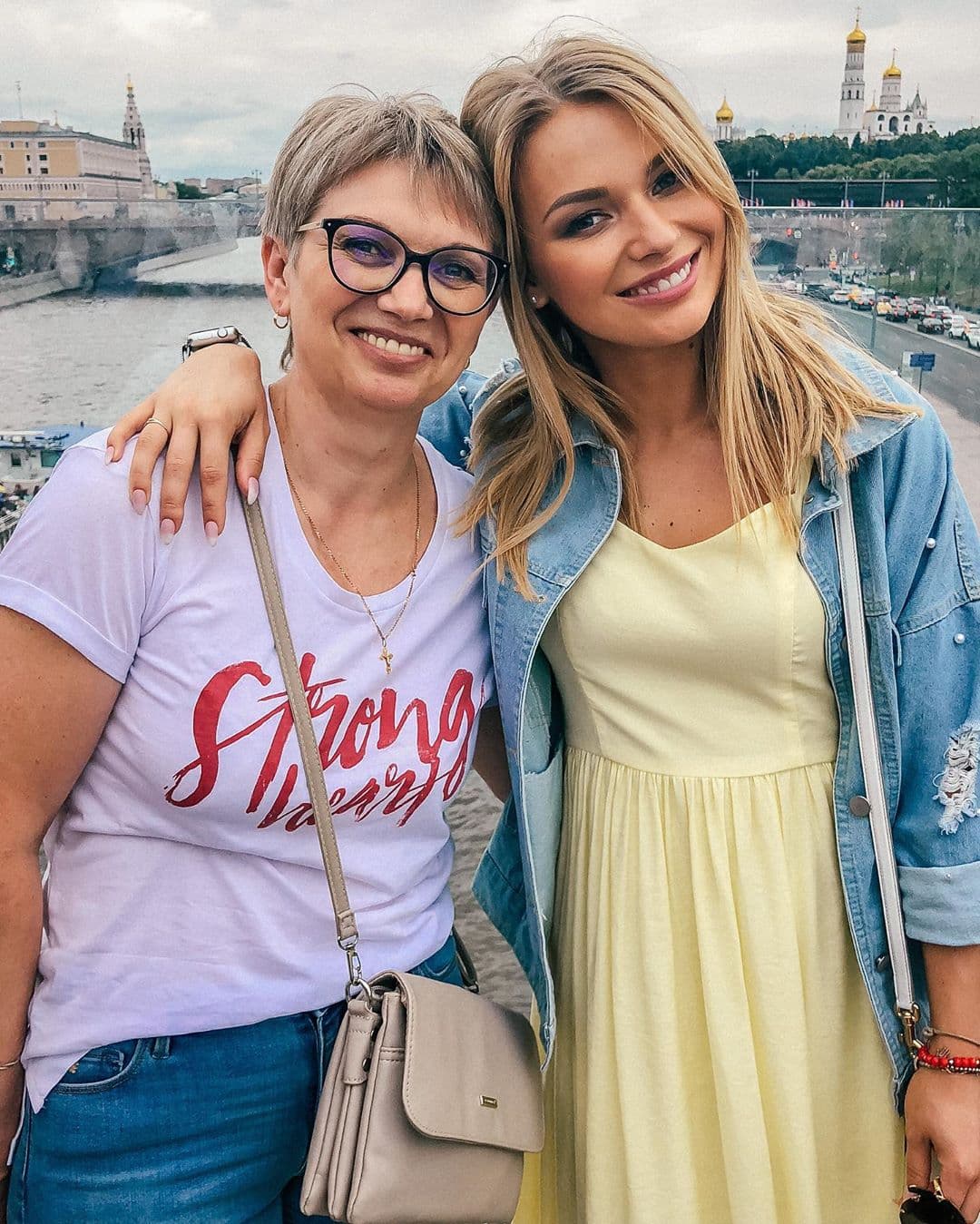 Desde que Irina Baeva llegó a México impactó por su belleza, la cual dejó claro heredó de su mamá, a quien presumió el Día de las madres, presumiendo el gran parecido físico que tienen.